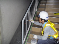 階段手摺塗装工事施工中