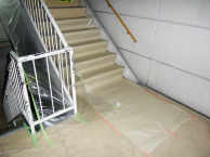 階段手摺塗装工事施工中